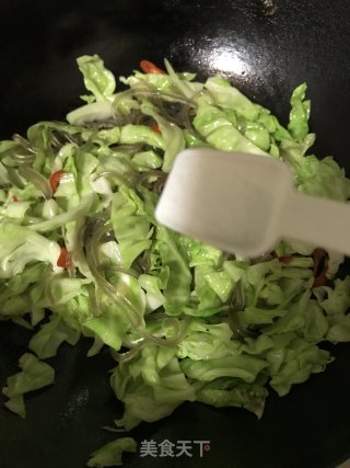 包菜炒红薯粉丝的做法步骤：7