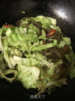 包菜炒红薯粉丝的做法步骤：9