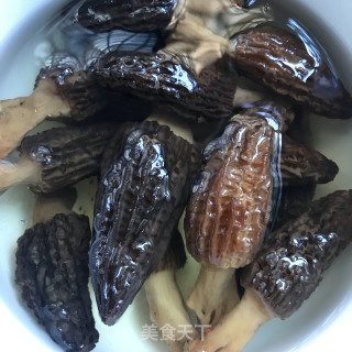 茭白炒羊肚菌的做法步骤：1