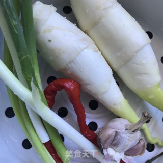 茭白炒羊肚菌的做法步骤：2