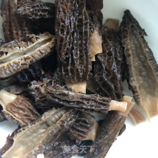 茭白炒羊肚菌的做法步骤：3