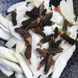 茭白炒羊肚菌的做法步骤：7