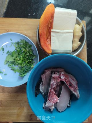 鱼骨木瓜豆腐汤的做法步骤：1