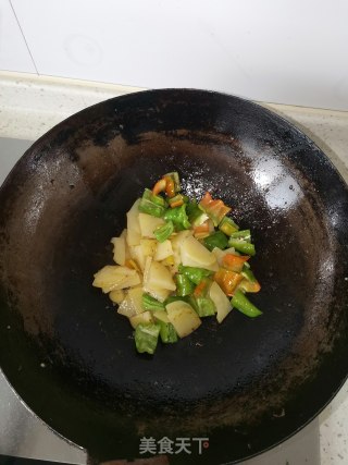 土豆辣椒炒肉的做法步骤：6