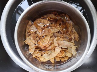 红烧肉炖干豆角的做法步骤：1