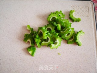 鹌鹑蛋拌苦瓜的做法步骤：3