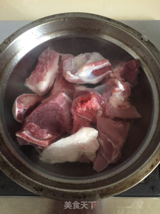蕃茄玉米土豆扇骨汤的做法步骤：2