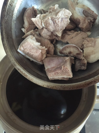 蕃茄玉米土豆扇骨汤的做法步骤：3