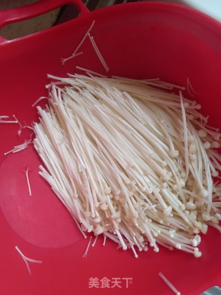 小米椒拌金针菇的做法步骤：1