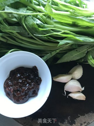黄豆酱炒通菜的做法步骤：1