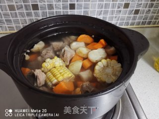 红萝卜玉米排骨汤的做法步骤：2