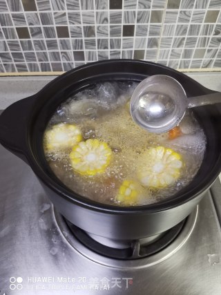 红萝卜玉米排骨汤的做法步骤：3