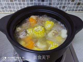 红萝卜玉米排骨汤的做法步骤：5