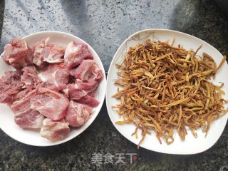黄花菜排骨汤的做法步骤：1