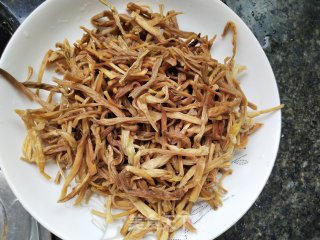 黄花菜排骨汤的做法步骤：3