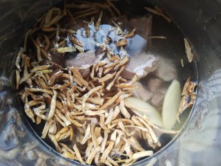 黄花菜排骨汤的做法步骤：6