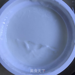 老酸奶拌火龙果的做法步骤：1