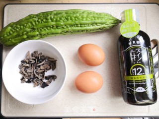 苦瓜木耳炒鸡蛋的做法步骤：1