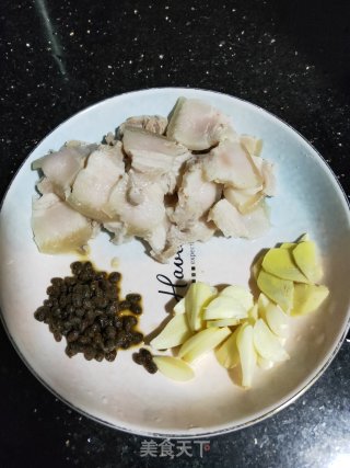 蒜苗炒五花肉的做法步骤：1