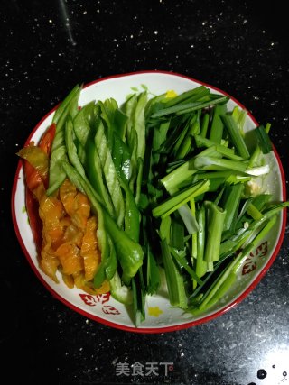 蒜苗炒五花肉的做法步骤：2
