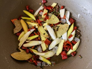 扁豆玉米土豆炖鸡块的做法步骤：3