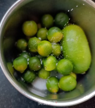 蜜糖腌青桔的做法步骤：1
