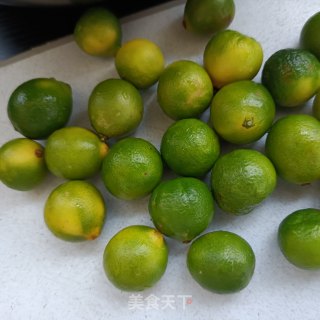 蜜糖腌青桔的做法步骤：3