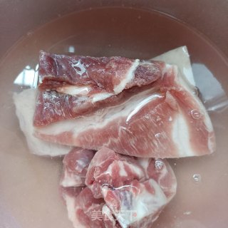 排骨花肉烧笋干的做法步骤：1