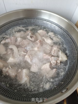 排骨花肉烧笋干的做法步骤：5