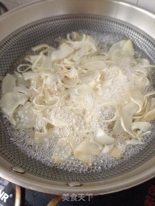 排骨花肉烧笋干的做法步骤：10