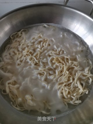 酱油炒面的做法步骤：3