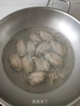 可乐鸡翅的做法步骤：1