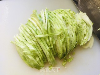 剁辣椒炒甘蓝的做法步骤：1