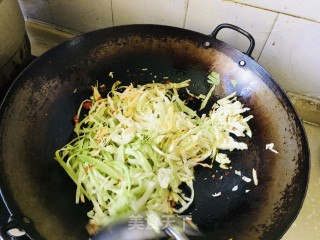 剁辣椒炒甘蓝的做法步骤：4