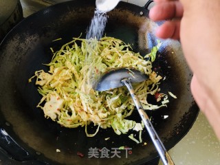 剁辣椒炒甘蓝的做法步骤：5