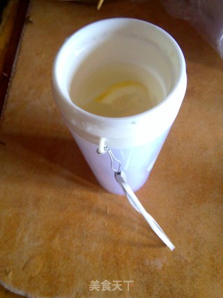 翻车的蜂蜜柠檬水的做法步骤：2