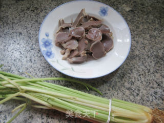 鹅胗拌芹菜的做法步骤：1