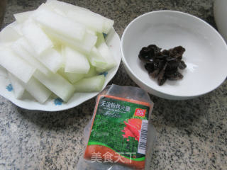 黑木耳烤火腿煮冬瓜的做法步骤：1