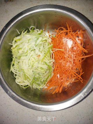简易版饺子皮馅饼的做法步骤：2