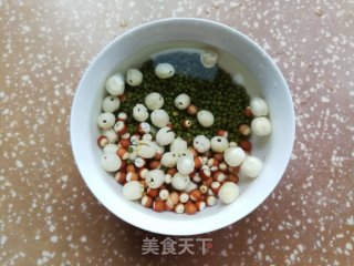 绿豆芡实莲子汤的做法步骤：1