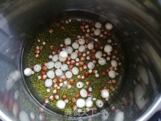 绿豆芡实莲子汤的做法步骤：2
