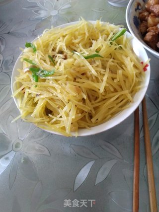香香的青椒炒土豆丝的做法步骤：1
