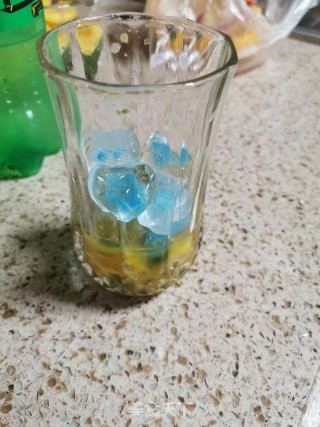 百香果气泡水的做法步骤：3