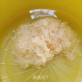 百合糯米银耳羹的做法步骤：1