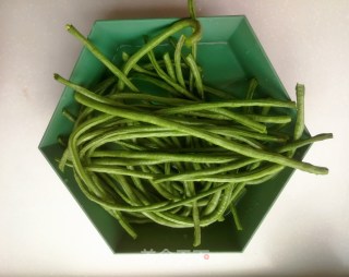 #凉拌菜# 凉拌豇豆的做法步骤：1