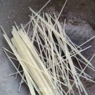 鲜贝丝瓜汤粉的做法步骤：1