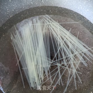 鲜贝丝瓜汤粉的做法步骤：2