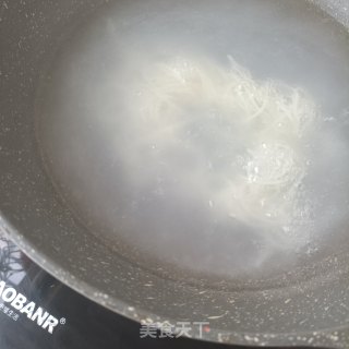 鲜贝丝瓜汤粉的做法步骤：3