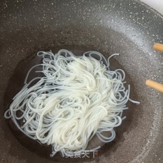 鲜贝丝瓜汤粉的做法步骤：4