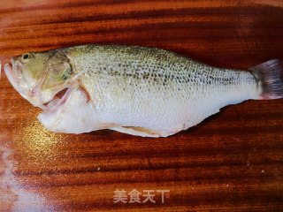 香烤鲈鱼的做法步骤：1